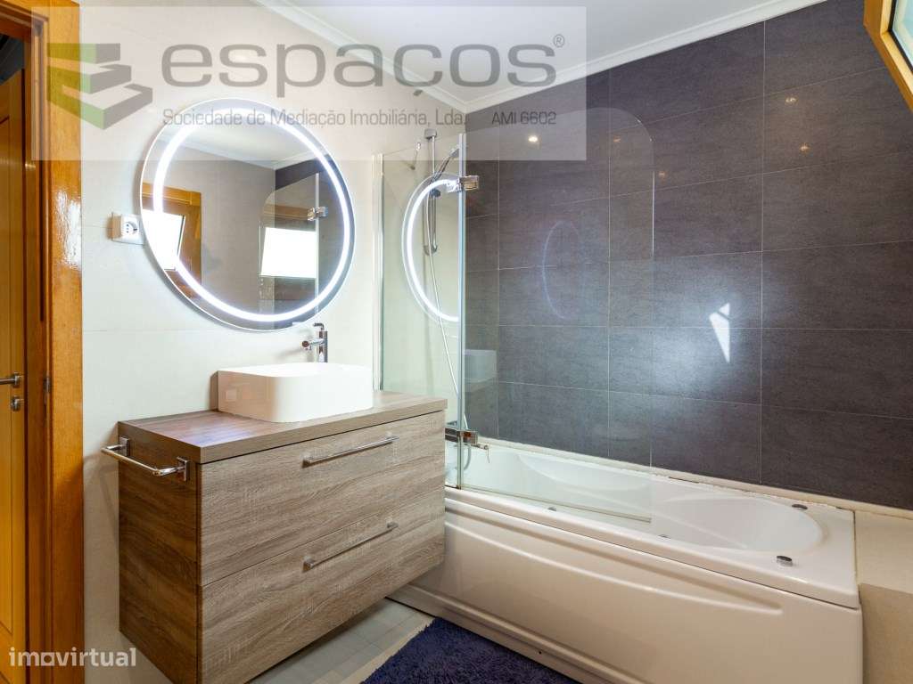 T3 Espaçoso na Parreirinha com Parqueamento e Vista Rio-25