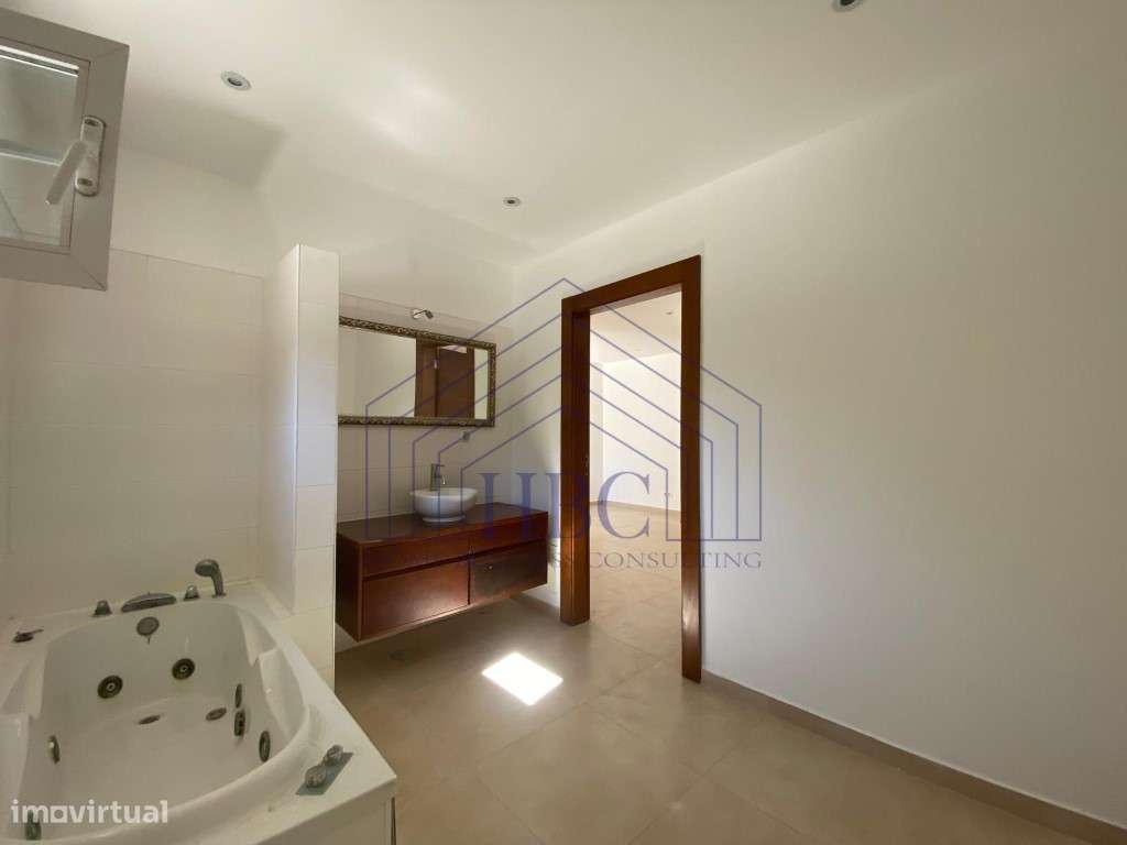 Moradia T4 com Amplo Jardim e Potencial de Remodelação em Alcabidec...-21