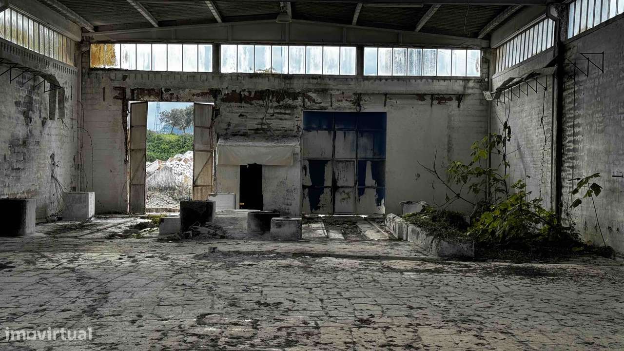 Armazém Industrial em Vila Viçosa com 1827m2 e 2 edifícios de serviços - Grande imagem: 4/42