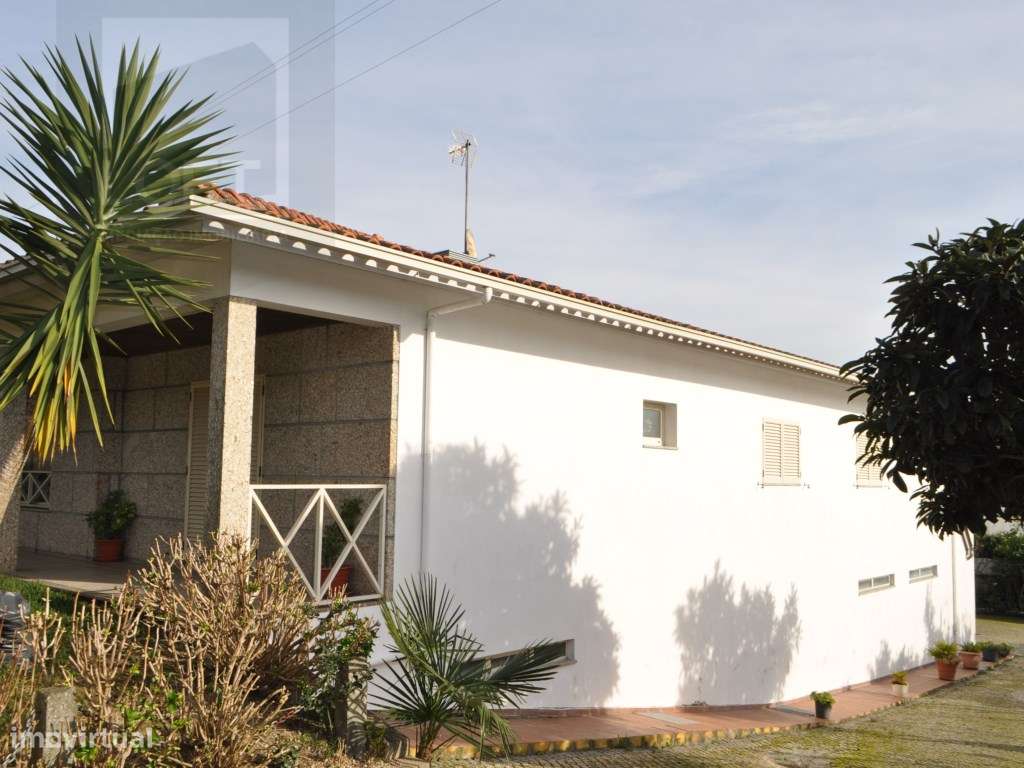 Moradia V4 em Candoso S.Santiago e Mascotelos-40