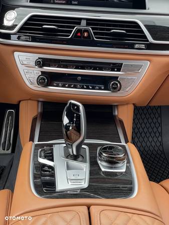 BMW Seria 7 750i xDrive - 14