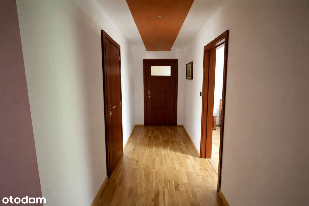 Przestronny dom z garażem i ogrodem blisko lasu-17