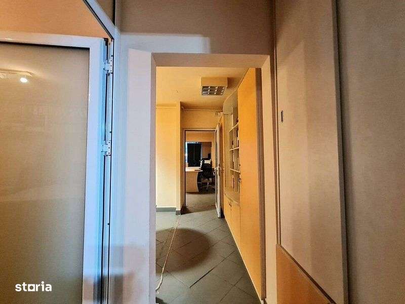 Spatiu birouri/comercial cu vitrina mare de 11 ml la B-dul Zizinului-18