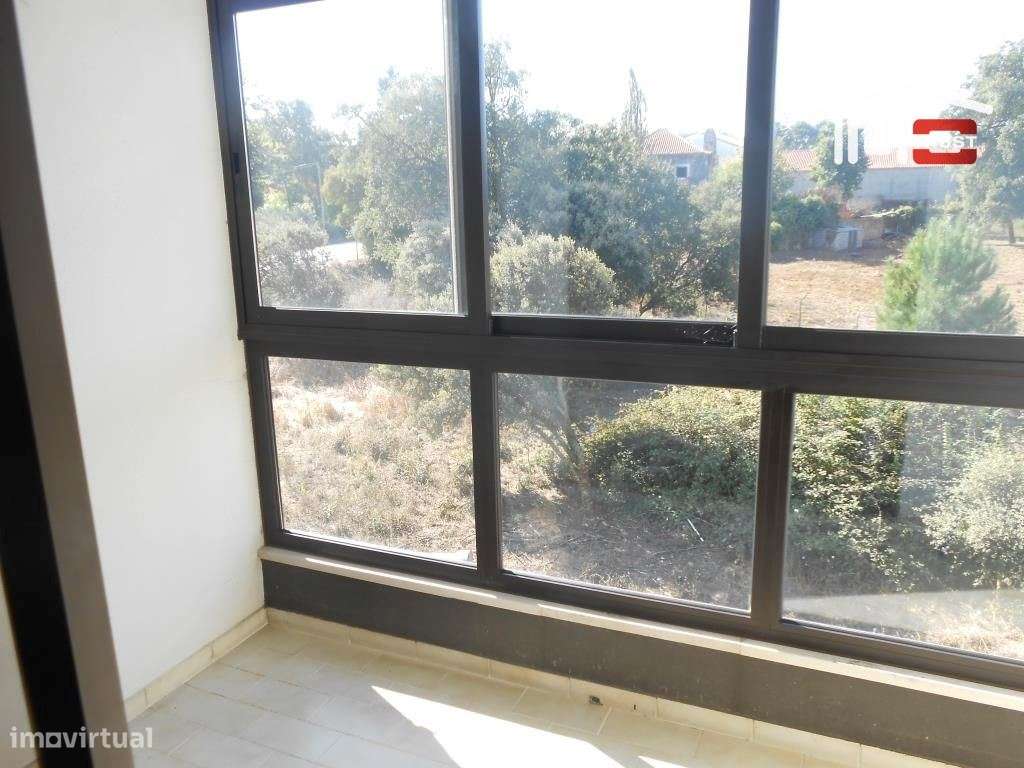 APARTAMENTO T3 MOBILADO COM ELEVADOR E PARQUEAMENTO ROTUNDA NORTE E... - Grande imagem: 5/30