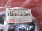 TOYOTA YARIS III AURIS 75311-02140 ZNACZEK EMBLEMAT NOWY ORYGINAŁ - 2