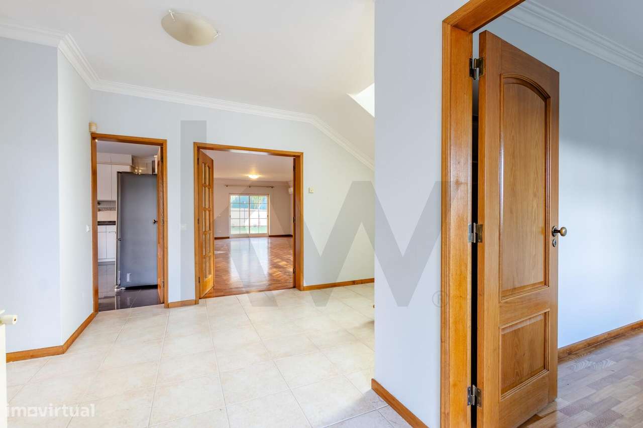 Cascais | Moradia T5+1 Familiar com Jardim, em Bairro Tranquilo junto - Grande imagem: 4/33