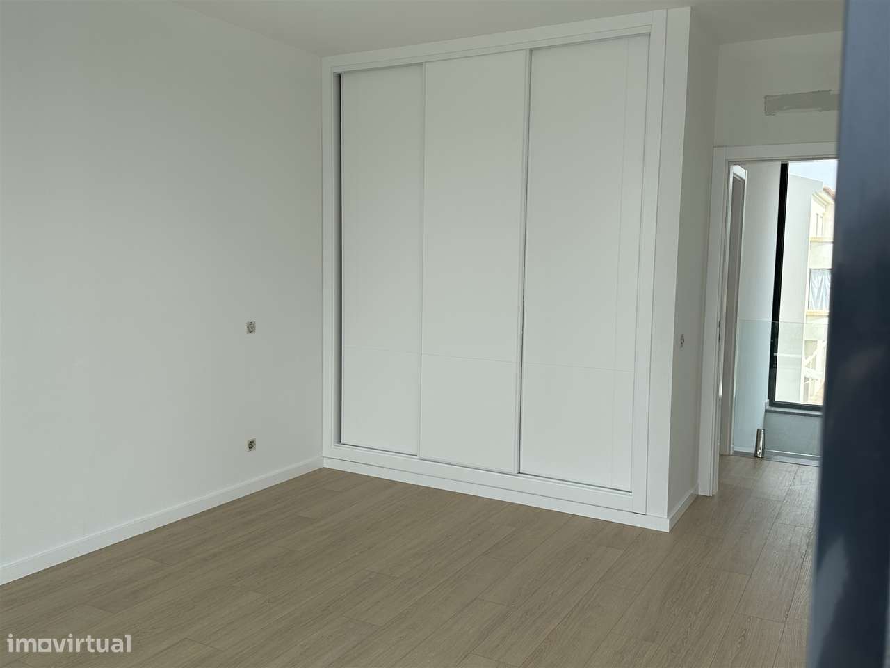 Moradia Unifamiliar de Luxo com Piscina e Jardim-32