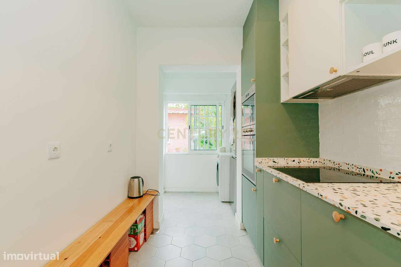 T2 exclusivo, totalmente remodelado e mobilado, com logradouro privati-12