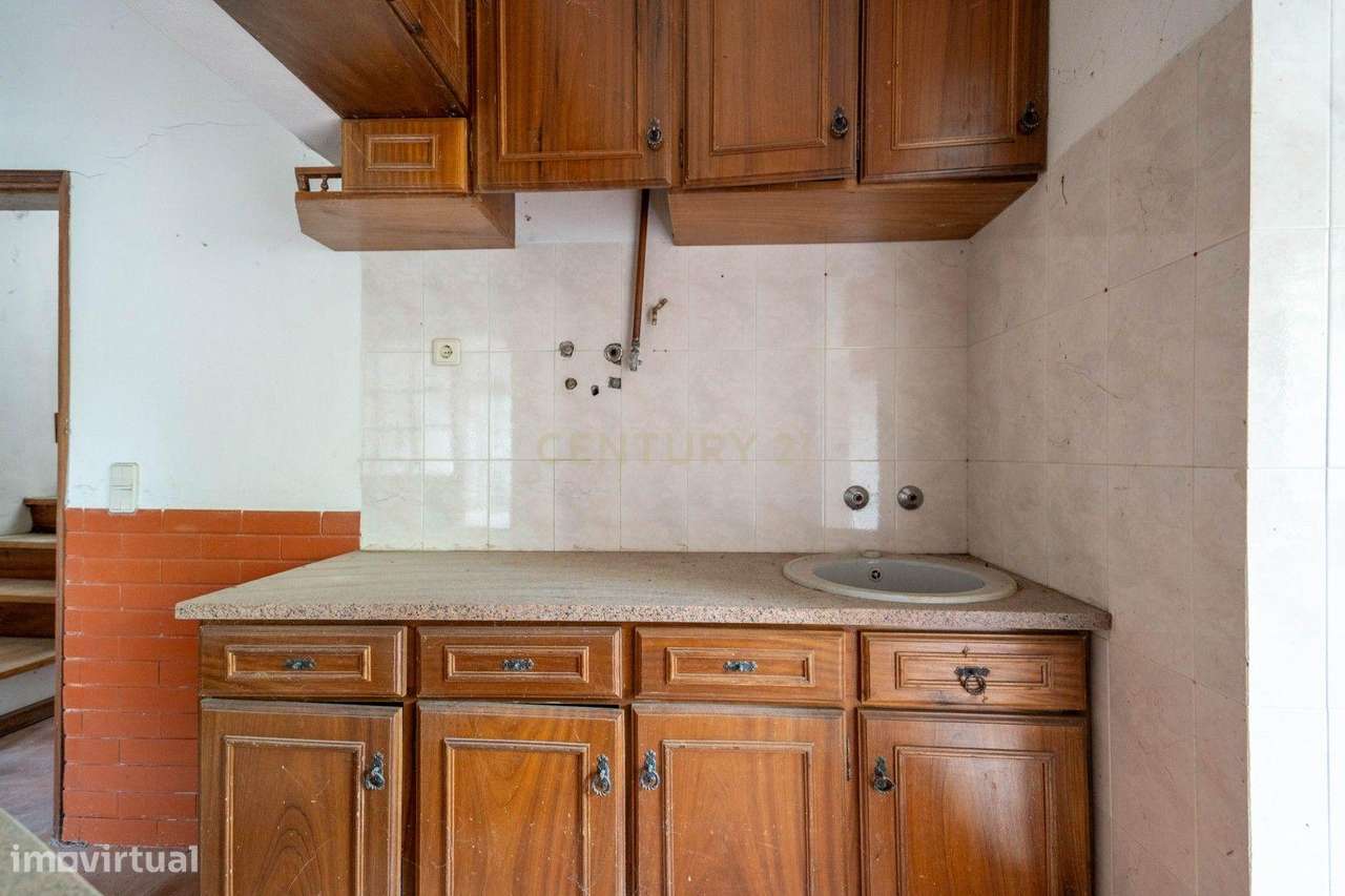 Moradia de dois pisos de tipologia T4 com terreno-15