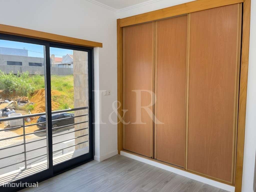 Moradia T5 com varandas, jardim e garagem no Feijó, Almada-26