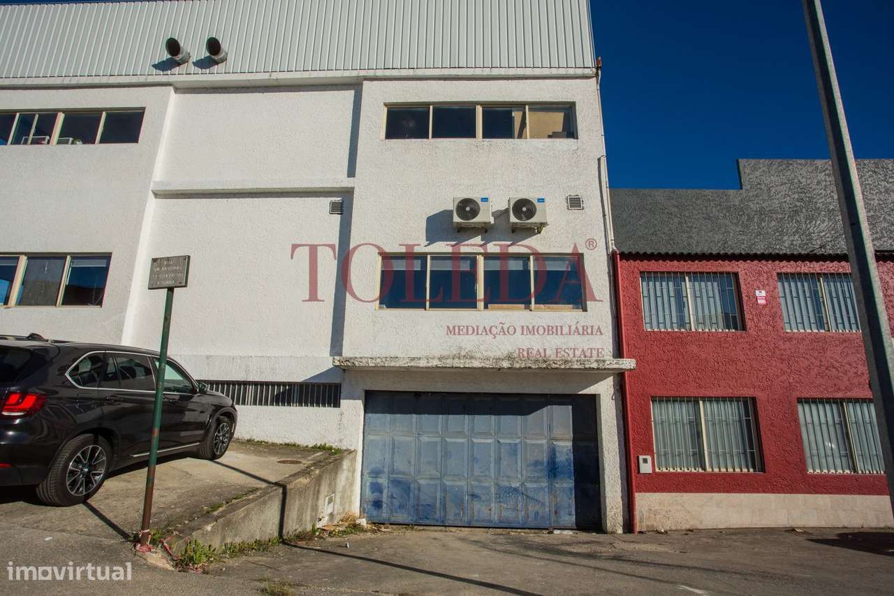 Armazém com 700m2 em zona Industrial-25