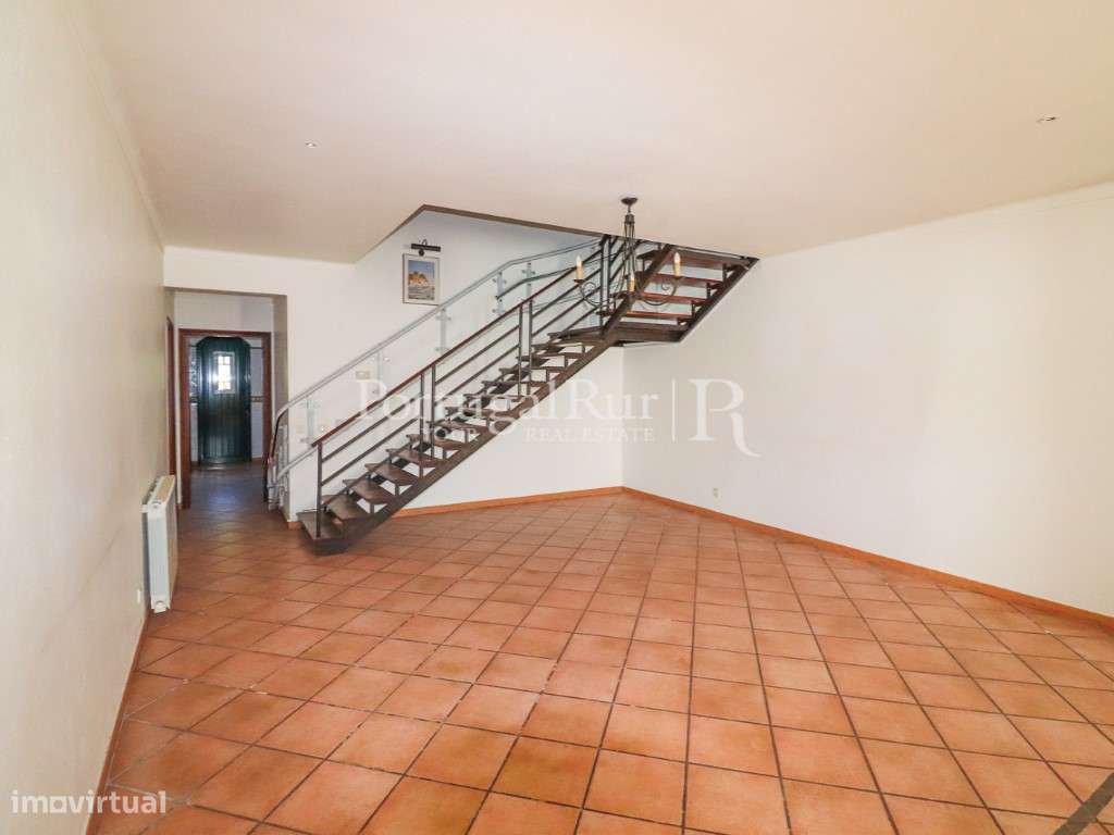 Elegante Moradia T4 com Jardim e Anexos em Alpiarça-9