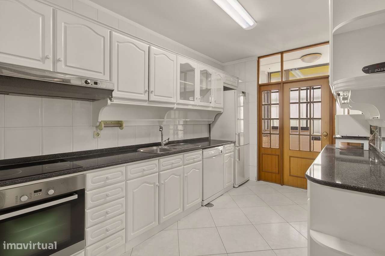 T4 com garagem fechada (38 m²) em Rio Tinto – Excelente oportunidade-0