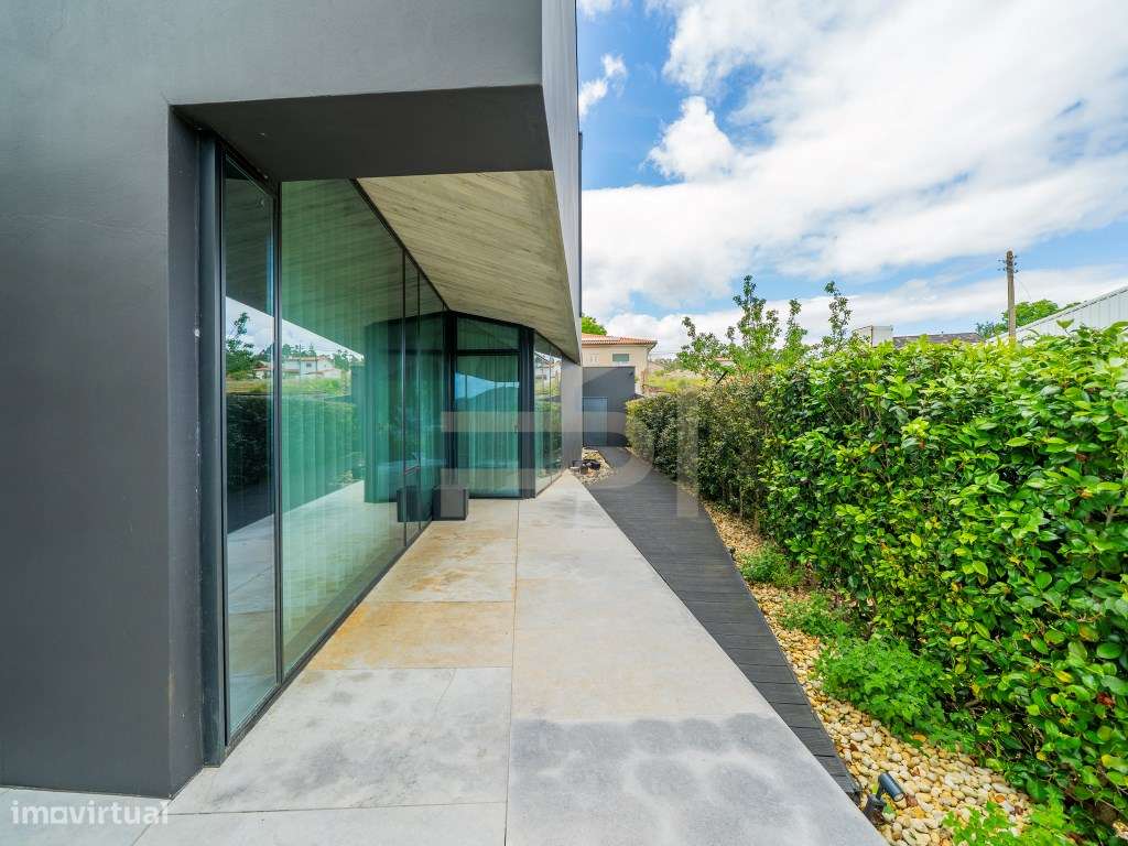 Exclusiva Moradia de Luxo com Design Contemporâneo-22