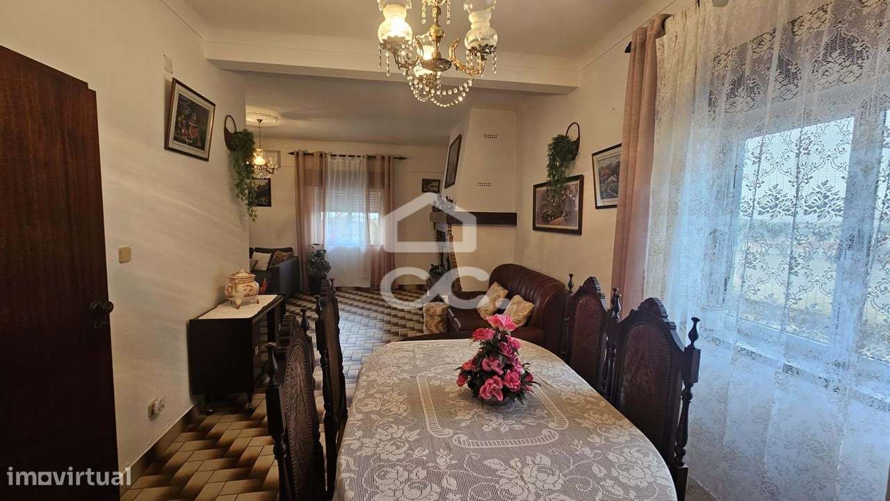 Moradia V4 com 174 M2, aproveitamento de sótão, garagem para 2 viatura-23