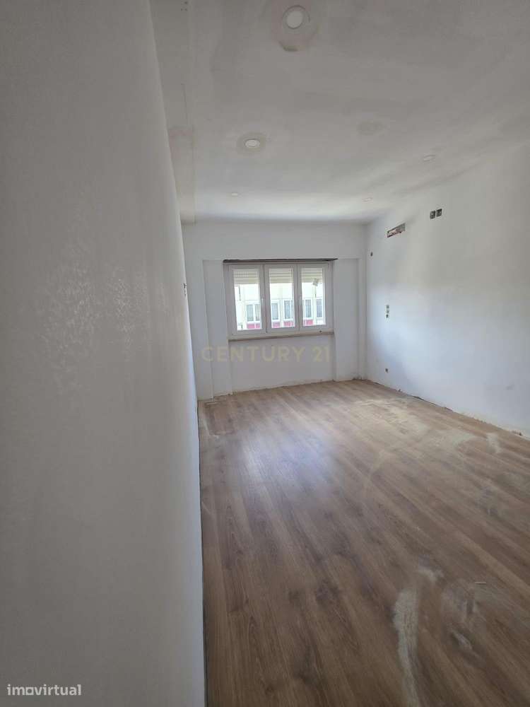 T3  a estrear na Av. do Uruguai – Benfica C/ suite e varandas-8