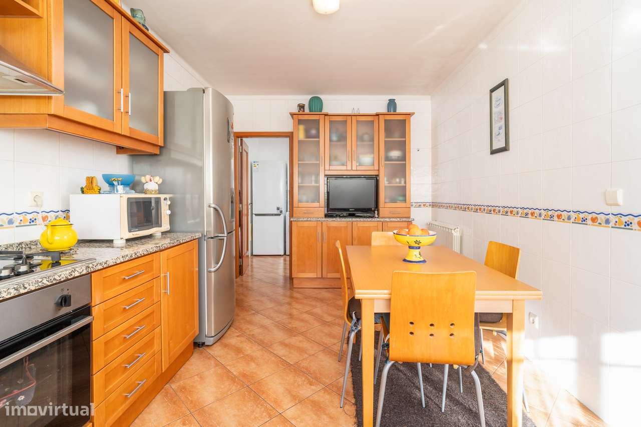 Moradia T4 com jardim, garagem e vistas urbanas - Grande imagem: 4/32