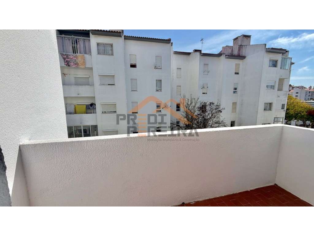 Situado na zona da Torre, em Cascais,, apartamento T2.-12
