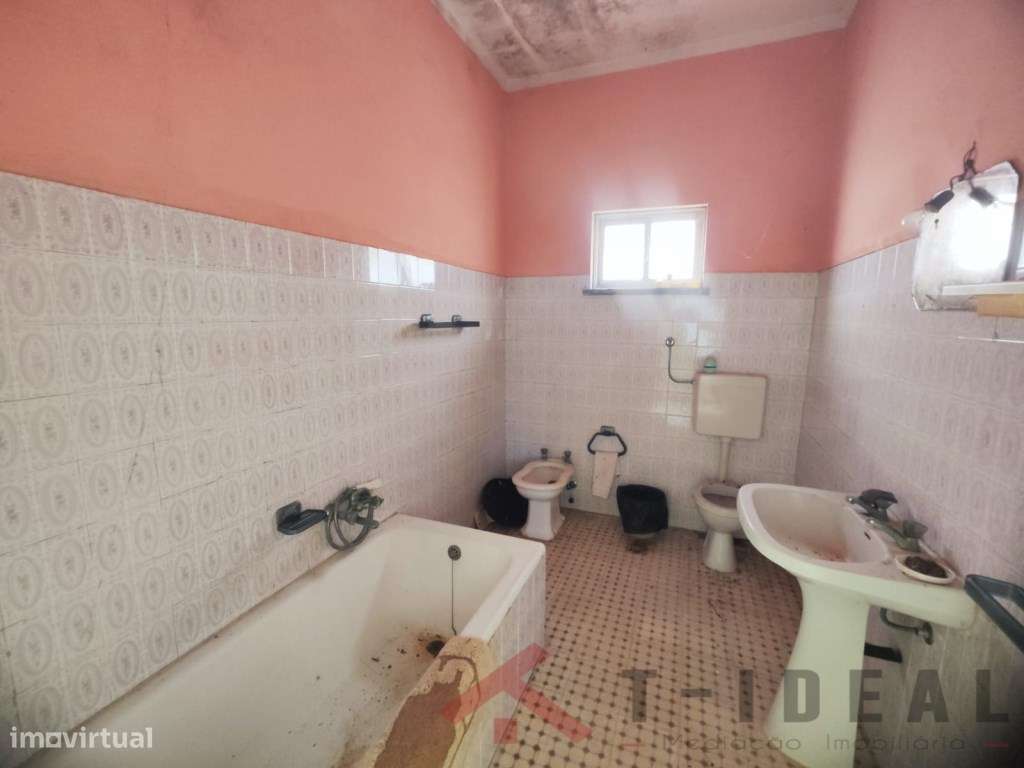 Conjunto de Moradias e Anexos com Vista de Mar-8