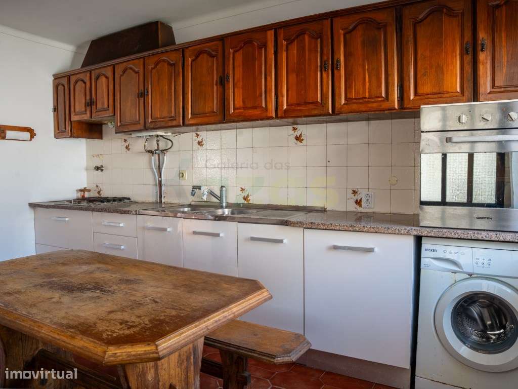 Moradia Usada T4, em banda, na Nazaré.-5