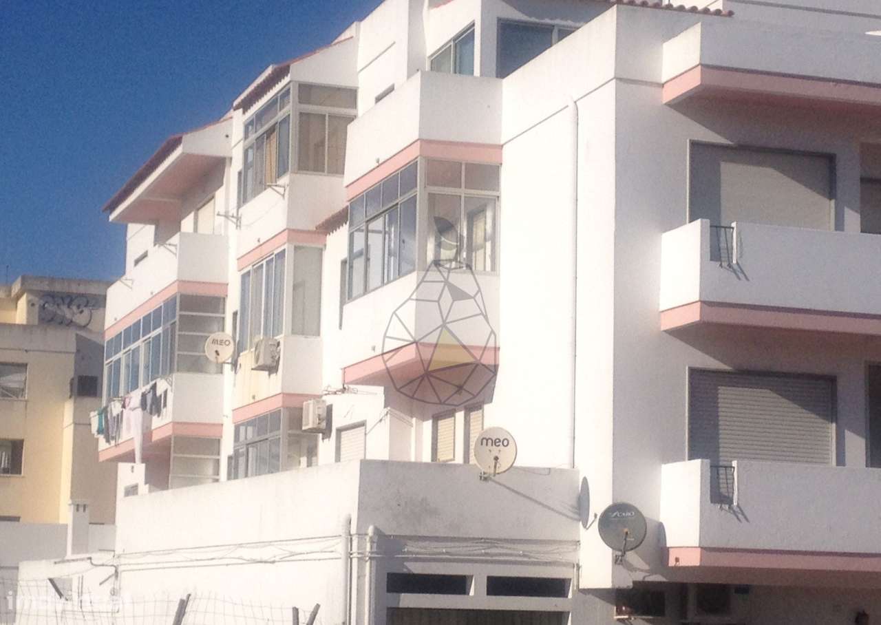 Arrendamento  T2 anual   com  vista mar  varanda fechada e elevador . - Grande imagem: 5/30