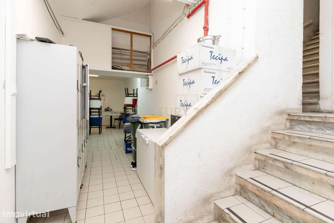 Trespasse de Bar / Restaurante de Diversão Noturna na Av. Marques de T-12