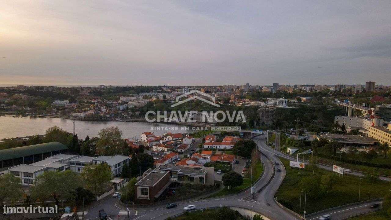 Apartamento T3 a nível do 9ªandar | 2 lugares de garagem e arrumos - Grande imagem: 3/19