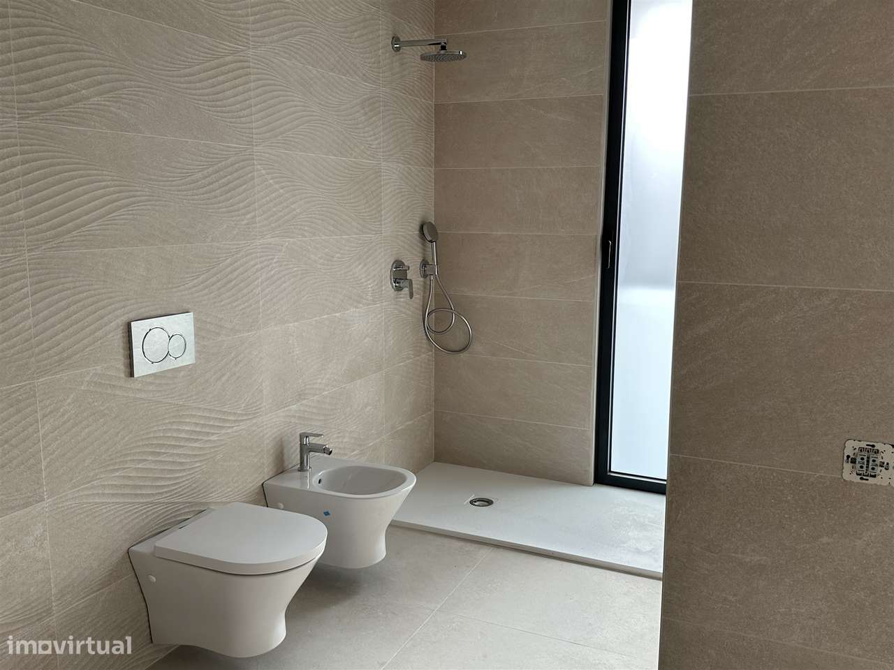 Moradia Unifamiliar de Luxo com Piscina e Jardim-28