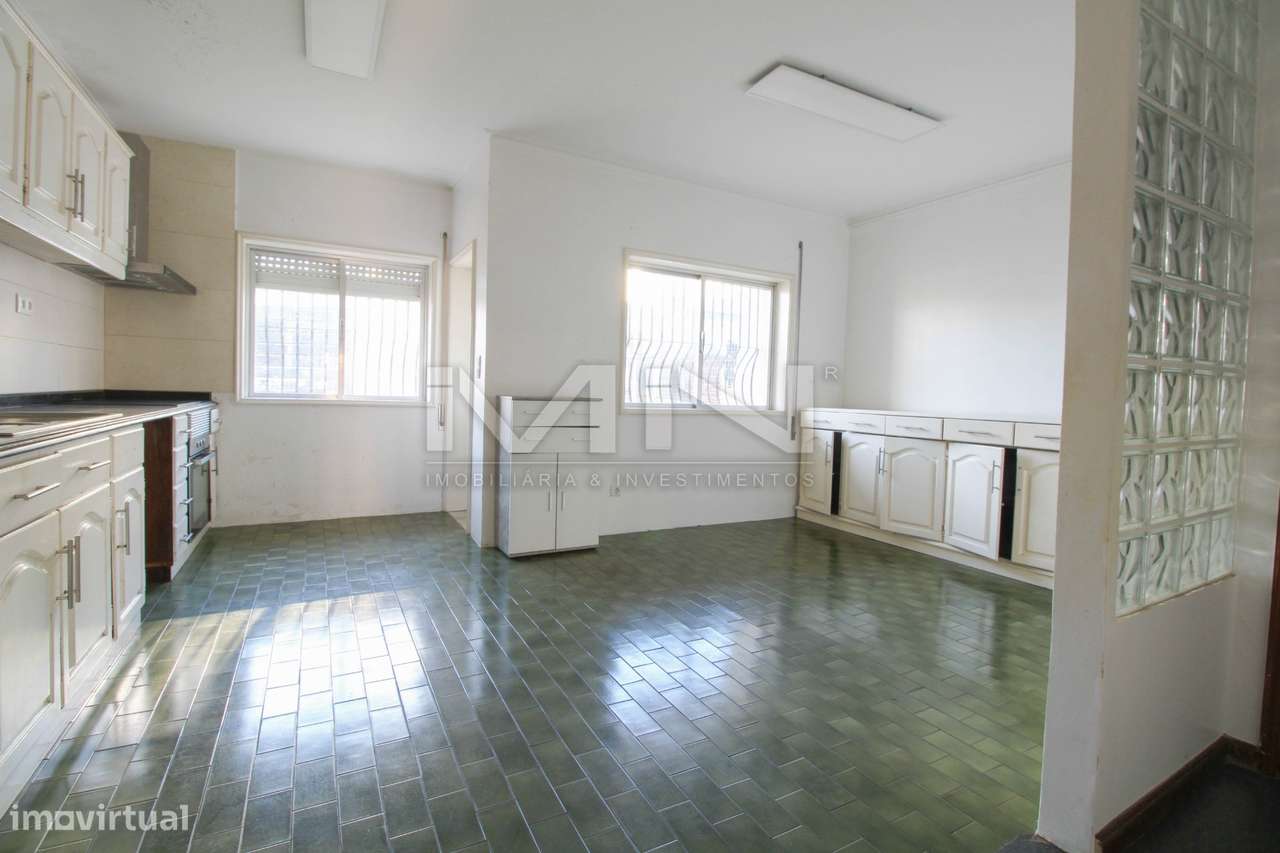 Moradia de 3 Frentes com Vista Panorâmica no Coração de Gondomar-7