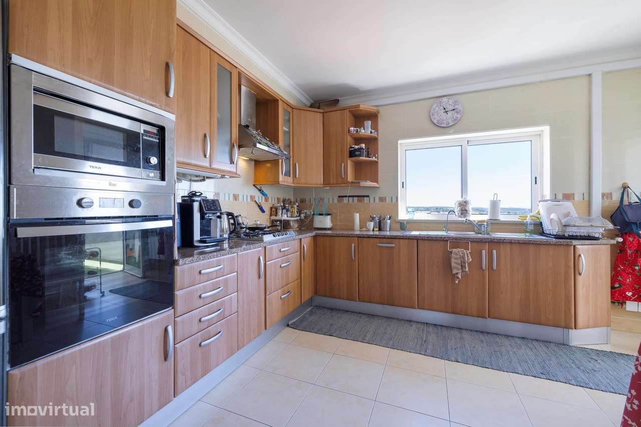 Apartamento T2 com Terraço e Sótão em Portimão-10