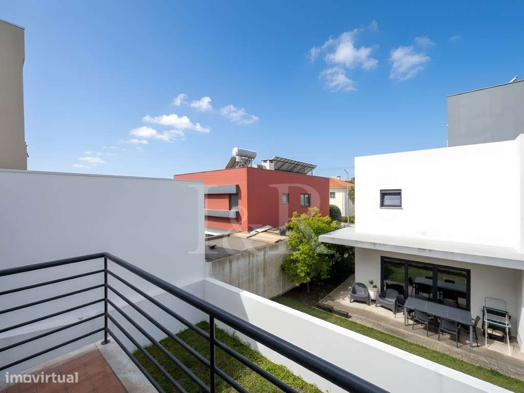 Moradia T5 com varandas, jardim e garagem no Feijó, Almada-16