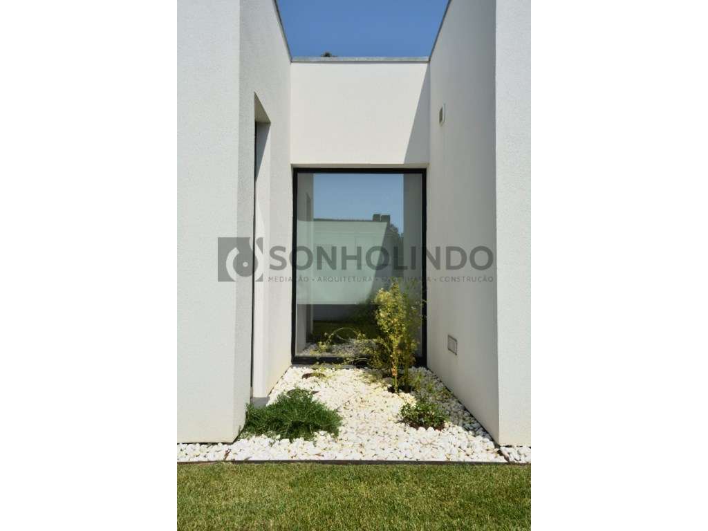 Moradia térrea de 4 frentes, inserida em lote de 700m2, ano de cons...-16