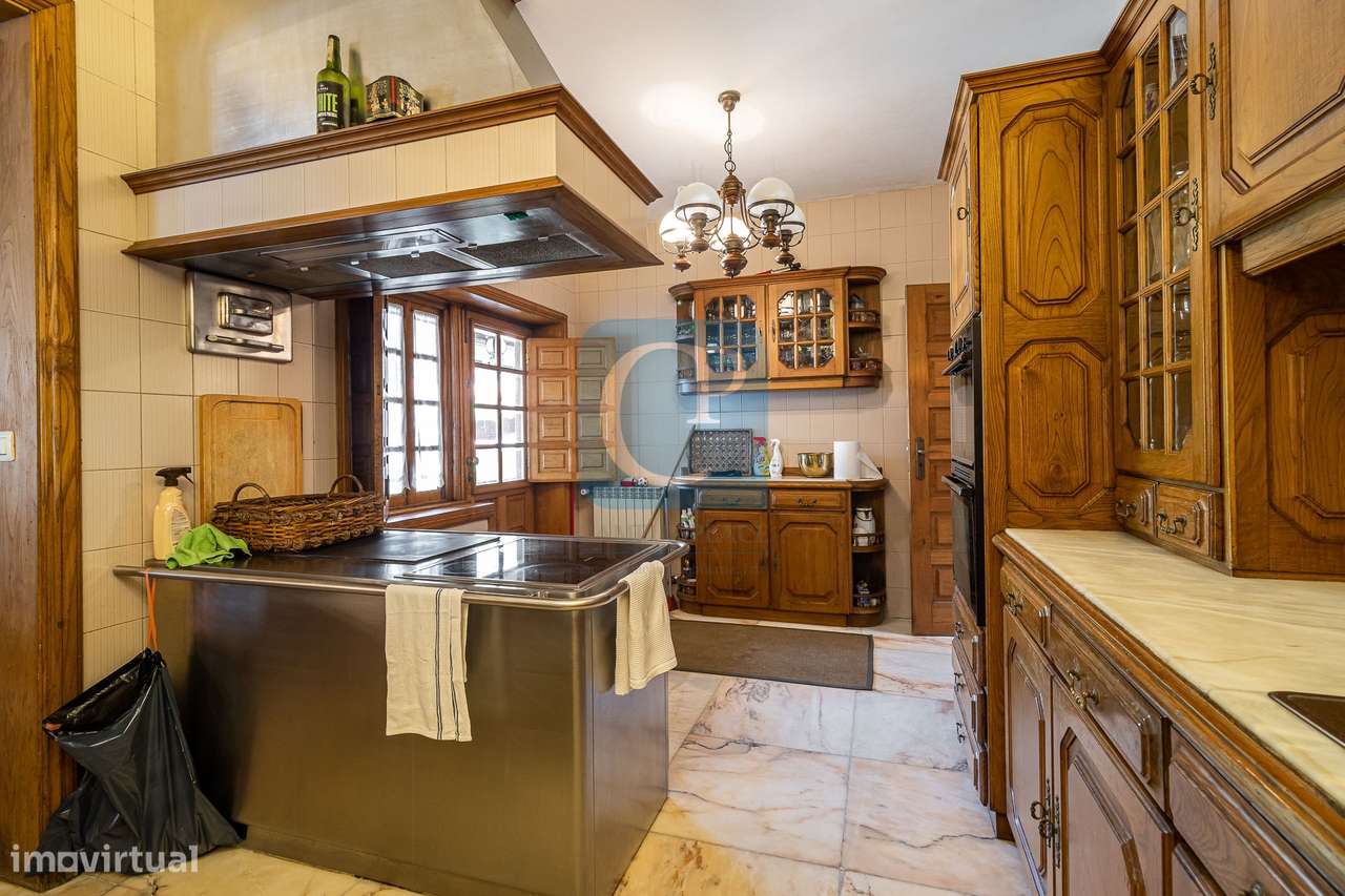 Moradia de quatro frentes com piscina, à praia de Miramar - Grande imagem: 5/60