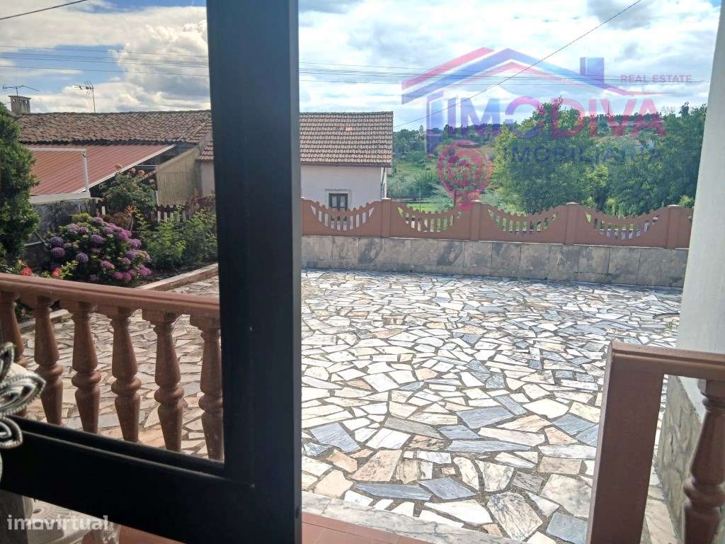 Moradia térrea T4, com churrasqueira e jardim em Arega-35