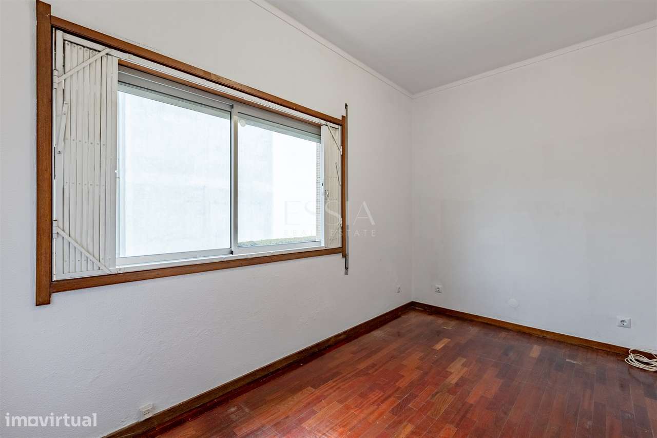 Apartamento T4 com Garagem Box entre o Marquês e Praça Sá Carneiro-26