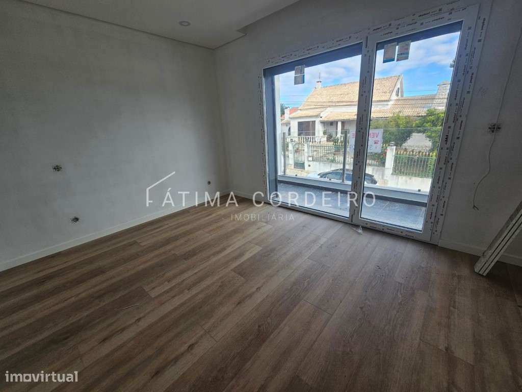 Moradia Isolada T4 Duplex Venda Almada-10