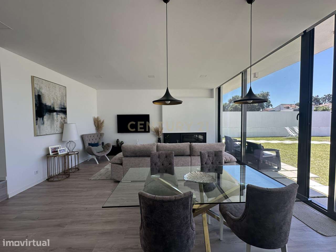 Moradia Térrea com Piscina aquecida e excelente jardim. Localizada em-25