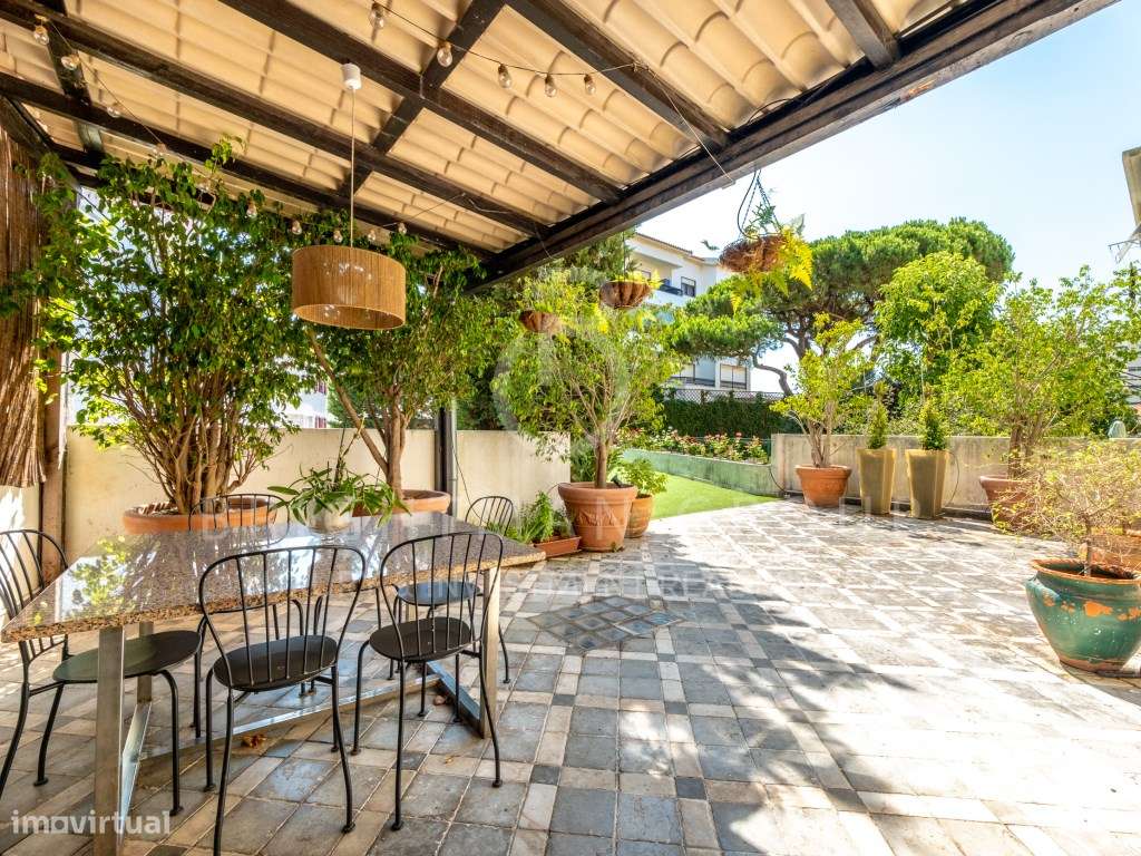 Moradia T5 com piscina em zona histórica da Parede-14