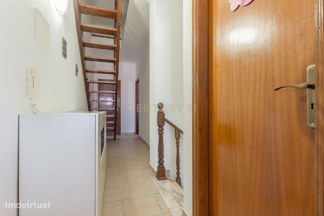Moradia Geminada T3+1 com Jardim e Garagem-16