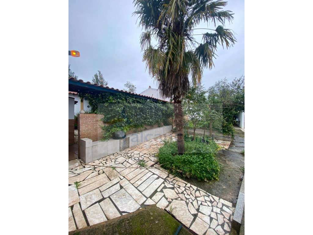 Quintinha de charme com 1,7 ha, capela privada e abundância de água...-17