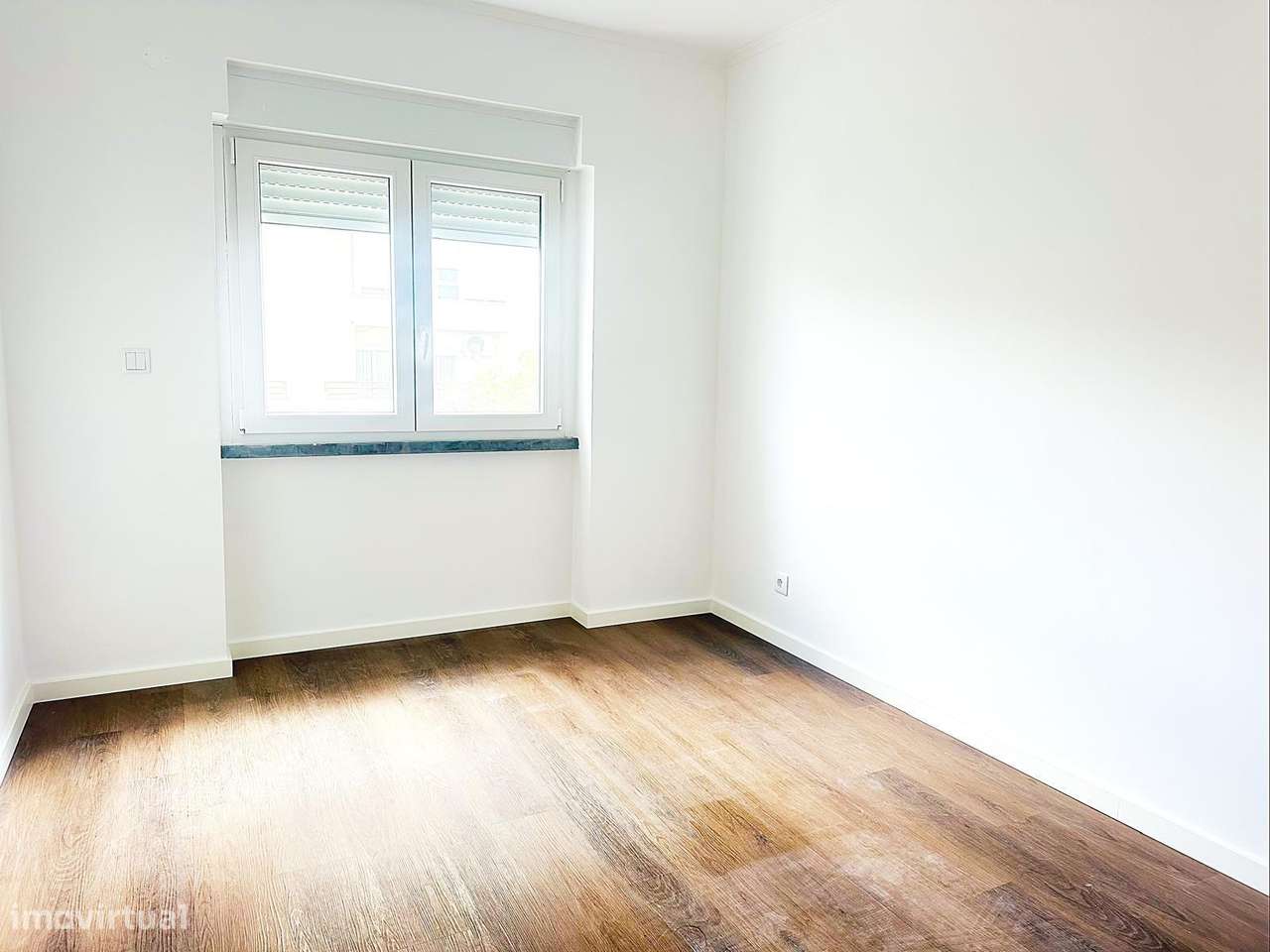 T2 Totalmente Remodelado na Reboleira - Pronto a Habitar!-10