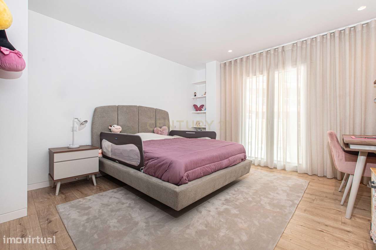 T4 Exclusivo com Terraço e Box para 2 Carros no Jardim da Amoreira-12