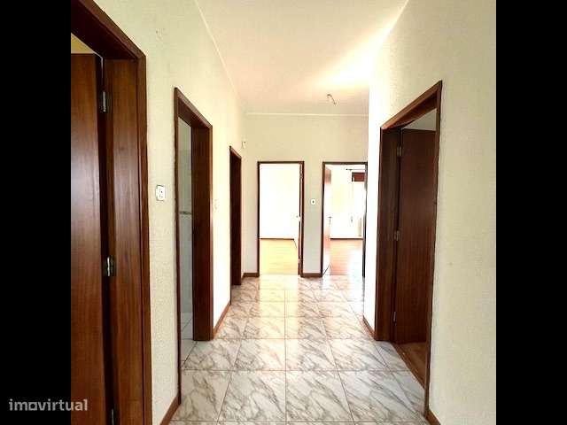 Moradia T4 isolada com jardim e garagem-12