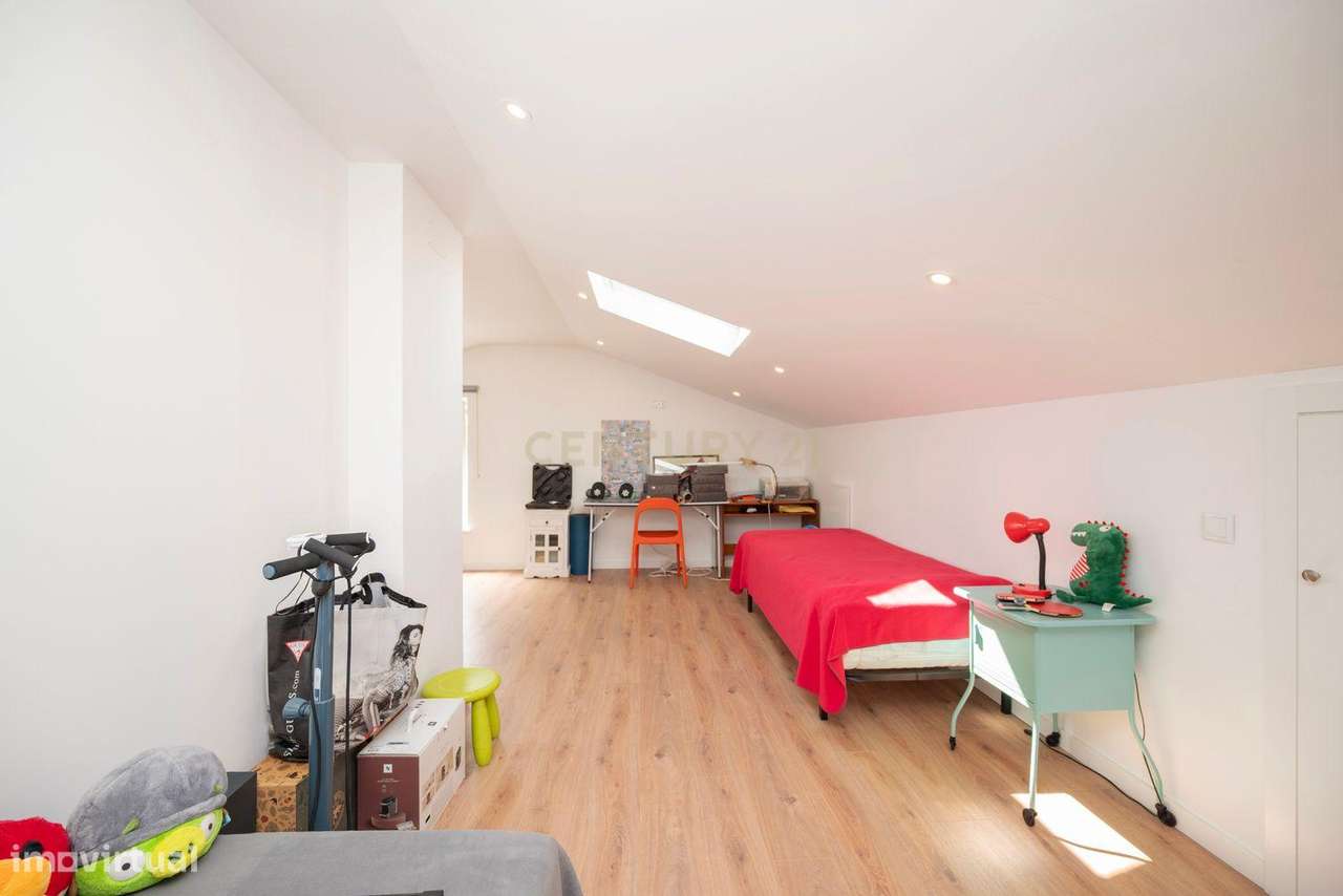 Moradia remodelada de 6 assoalhadas Exclusiva no Estoril-35