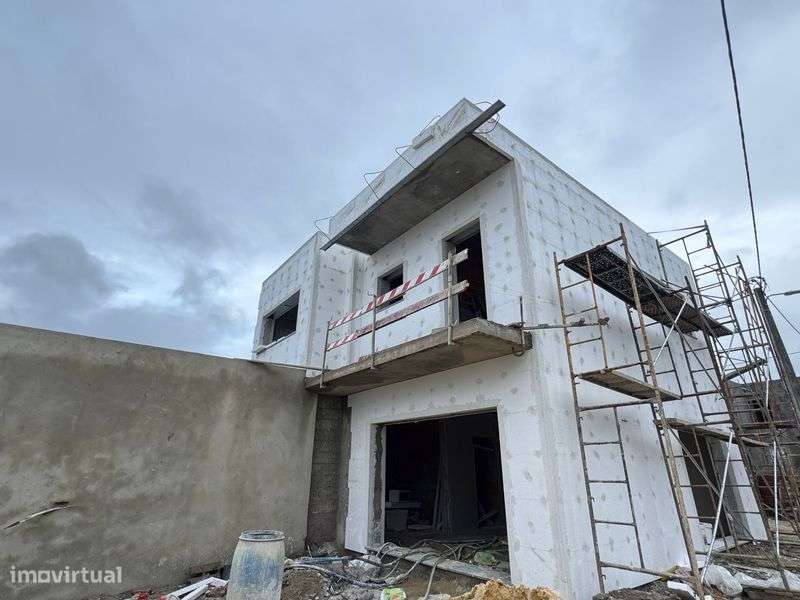 Moradia Isolada de gaveto T4 com piscina e garagem - Grande imagem: 5/11