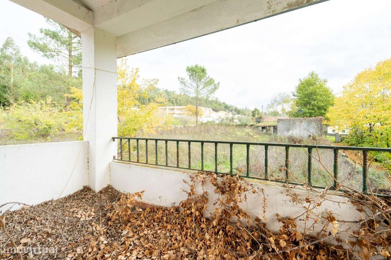 Moradia de dois pisos de tipologia T4 com terreno-38