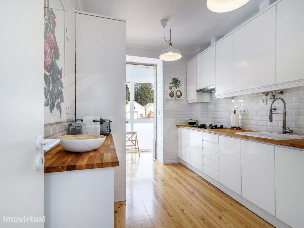 Apartamento T2 Remodelado na Estrela-5