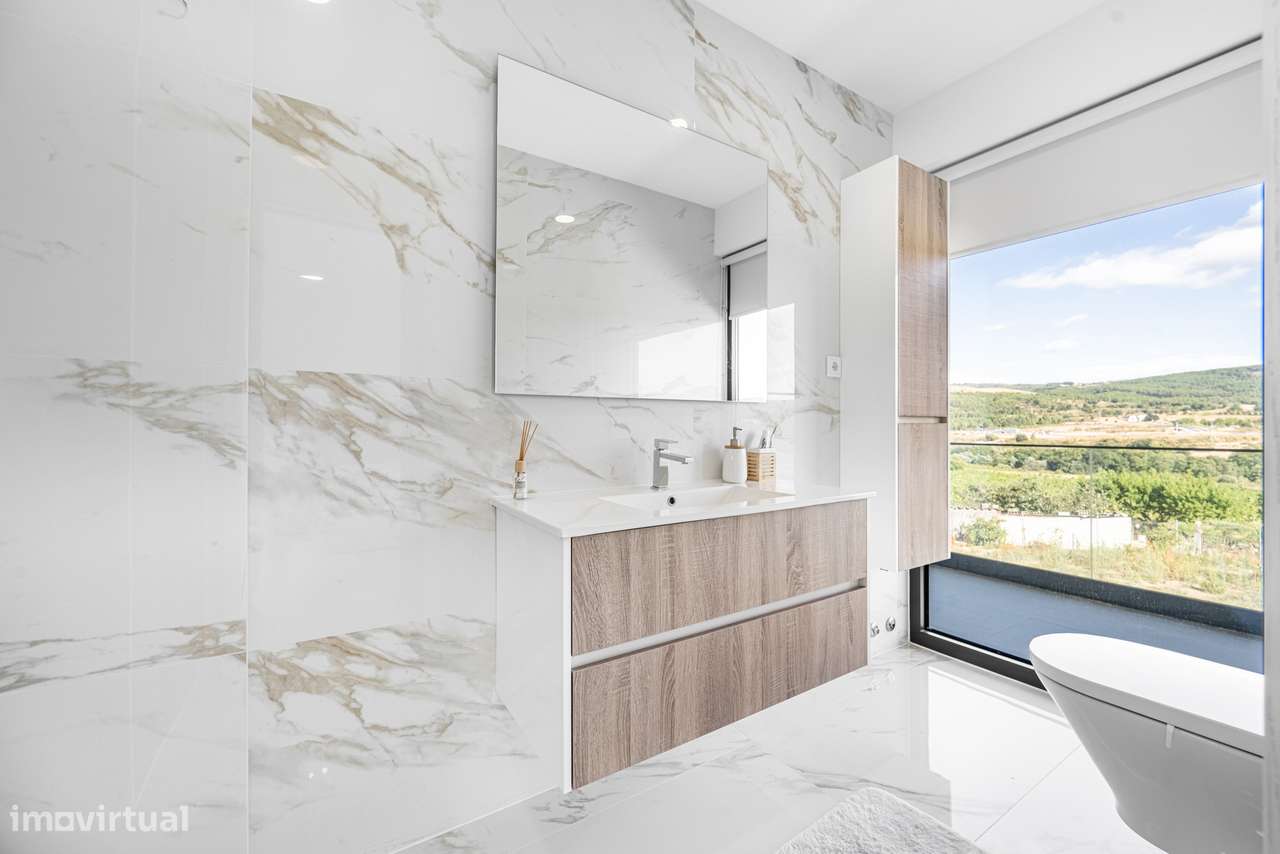 Moradia T4 semi-nova c/ 4 suites-16