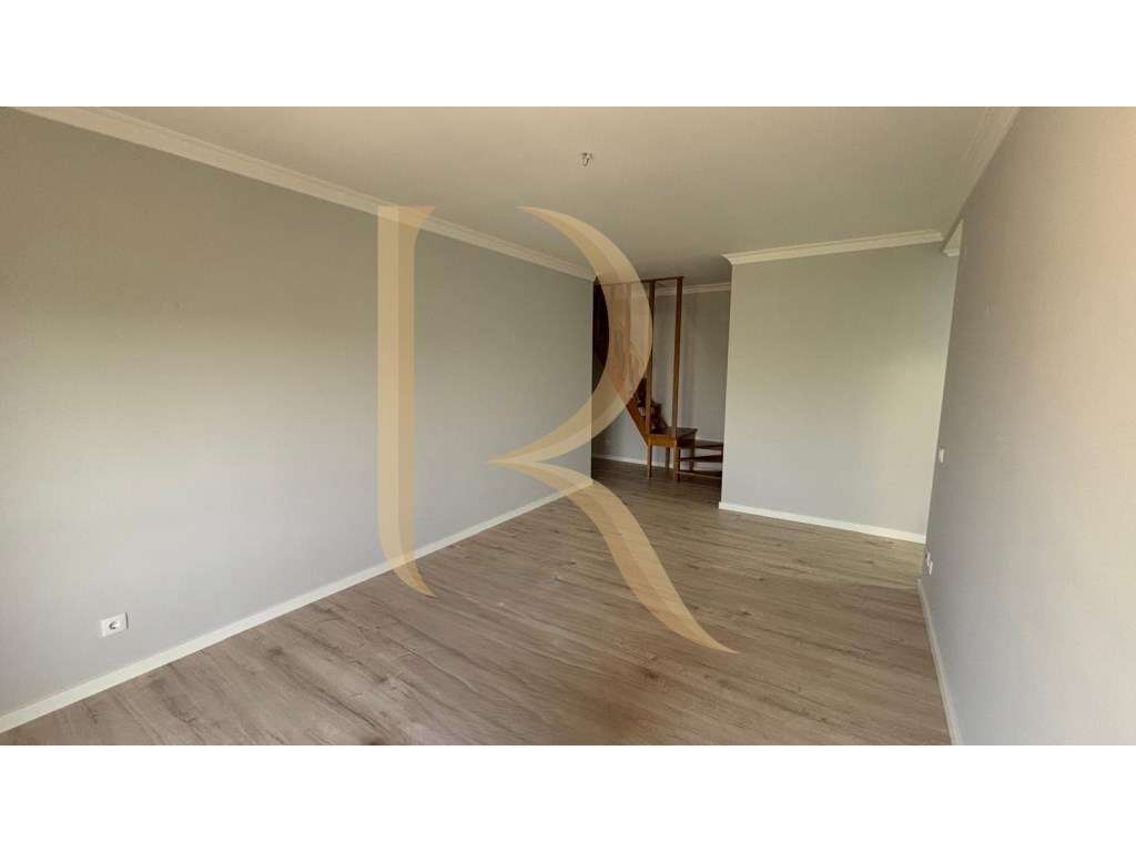 Apartamento duplex T1+1 remodelado no Monte da Caparica-3