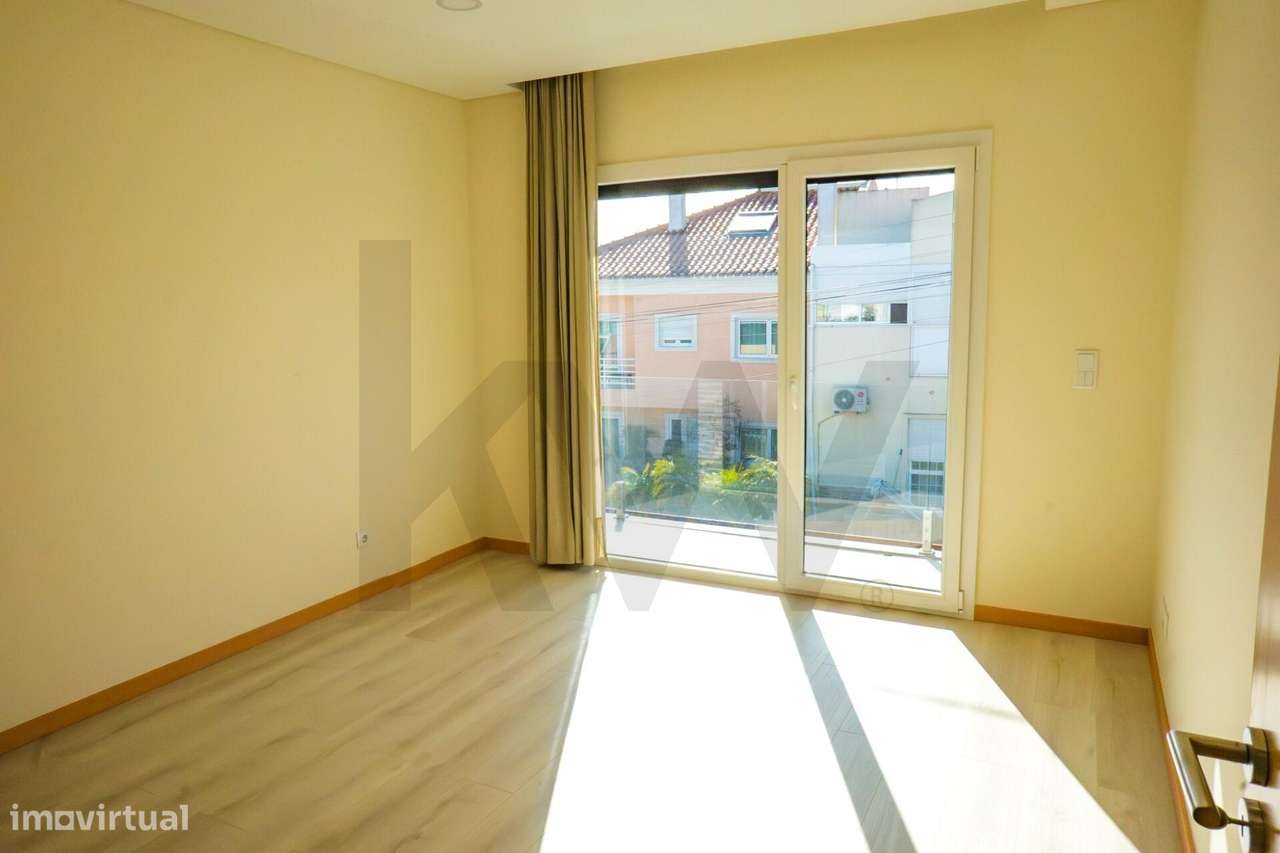 T3 Isolada em Famões: A Estreia Perfeita para a sua Família-25